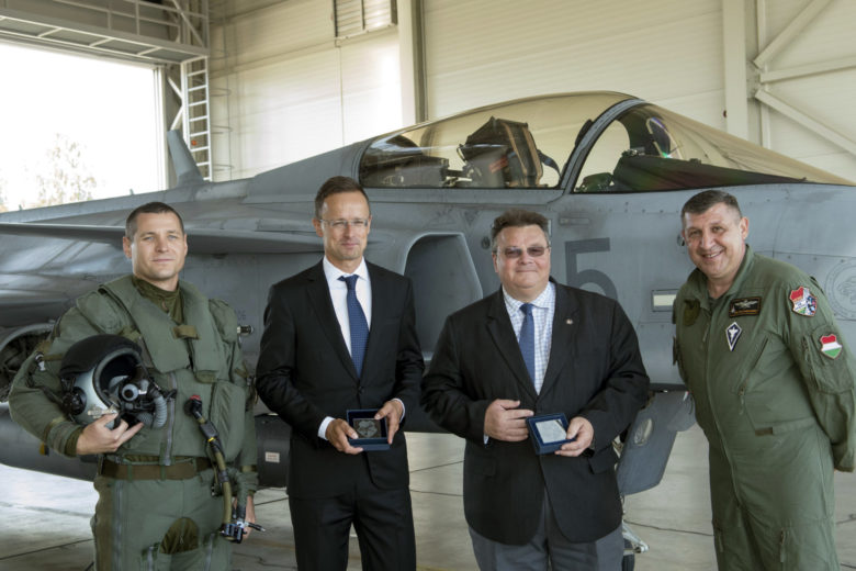 Szijjártó Péter külgazdasági és külügyminiszter, Linas Linkevicius litván külügyminiszter, Balázs Ferenc százados és Ugrik Csaba dandártábornok